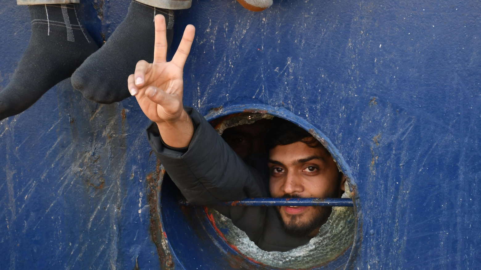 Migrante su un'imbarcazione davanti alle coste siciliane Migrante su un'imbarcazione davanti alle coste siciliane