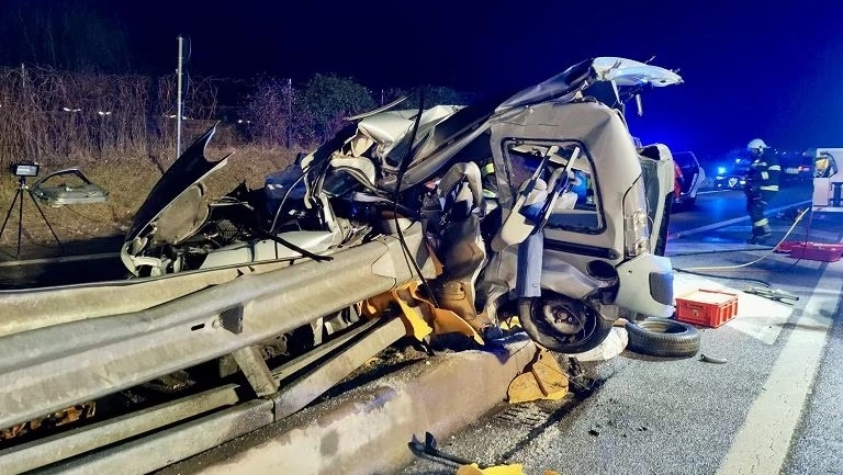 L'auto completamente distrutta nell'incidente (foto vigili del fuoco di Lana su gentile concessione della redazione di Dolomiten)