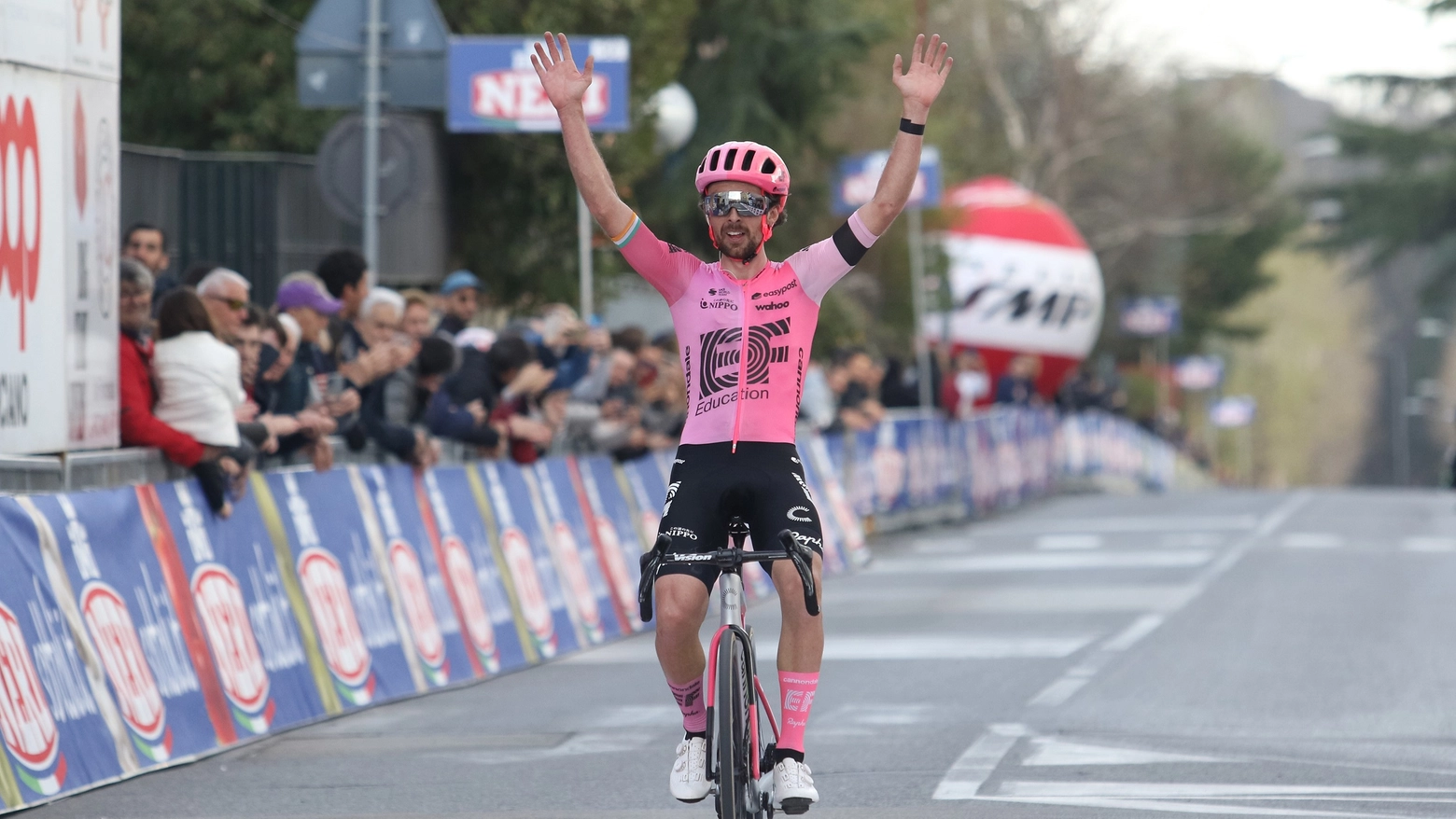 L'arrivo di Ben Healy a Larciano (Foto V. Pagni)