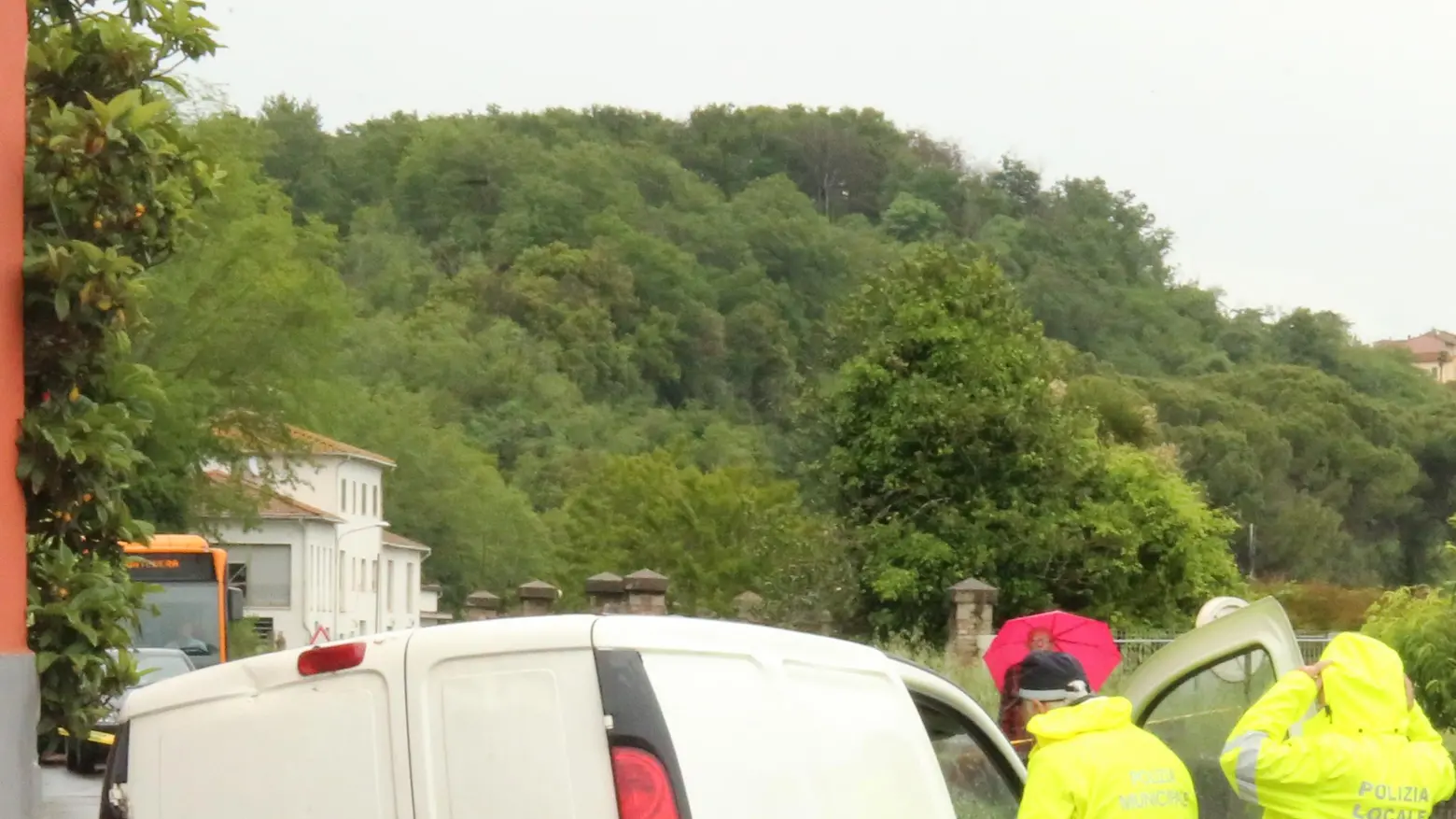 Tragedia alle Cateratte Muore sul colpo 83enne nello scontro violento tra il furgone e un’auto Tragedia alle Cateratte Muore sul colpo 83enne nello scontro violento tra il furgone e un’auto