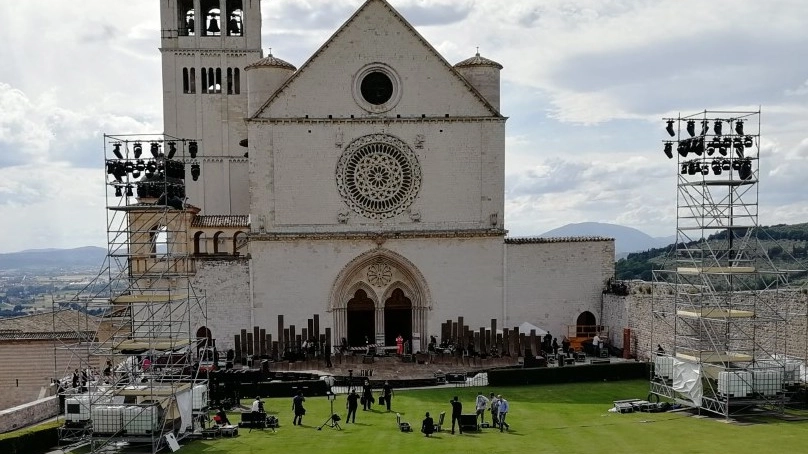 La Basilica e i lavori per allestire il palco 