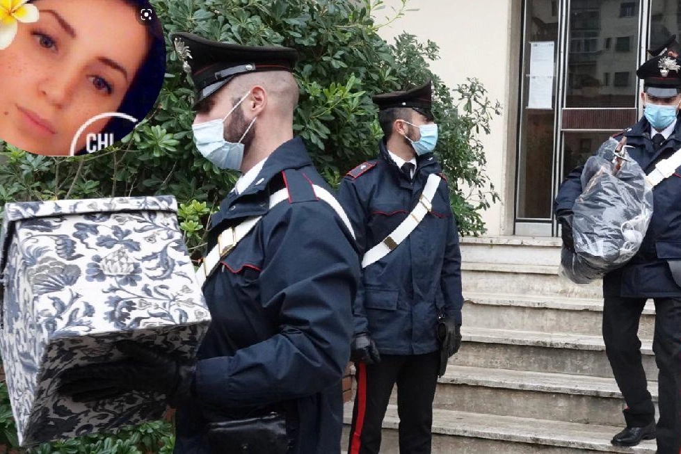 Elona Kalesha (nel tondo) e i carabinieri fuori dall'abitazione in cui è stata arrestata
