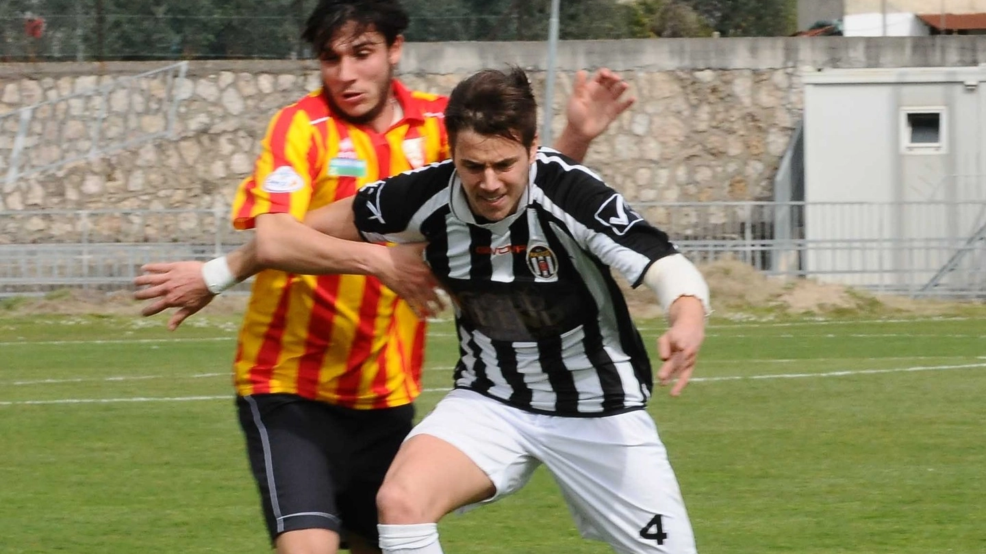 Giacomo Rosaia in azione durante la partita, nello scorso campionato, con il Poggibonsi