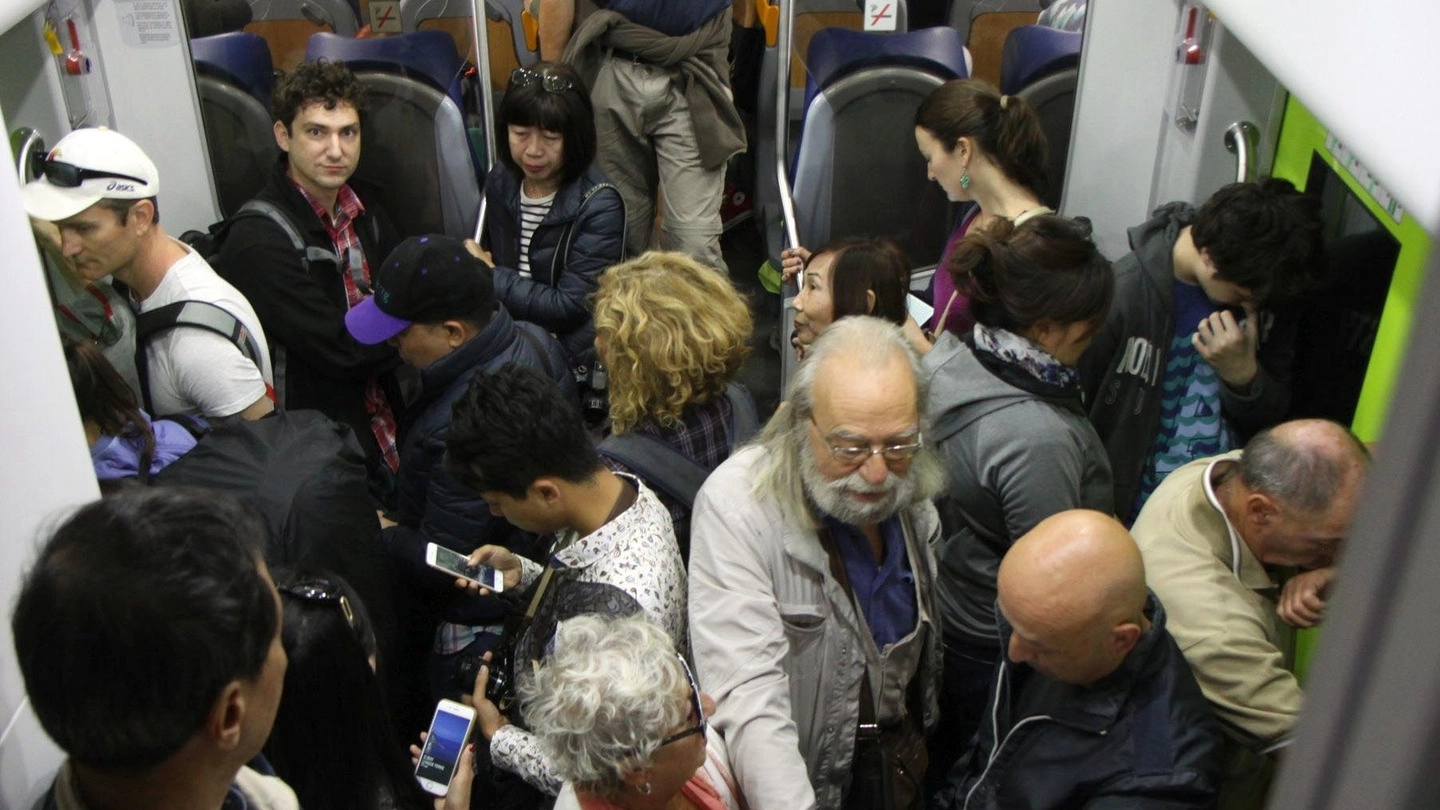 Viaggio su un treno affollato nella tratta dalla Spezia a Manarola