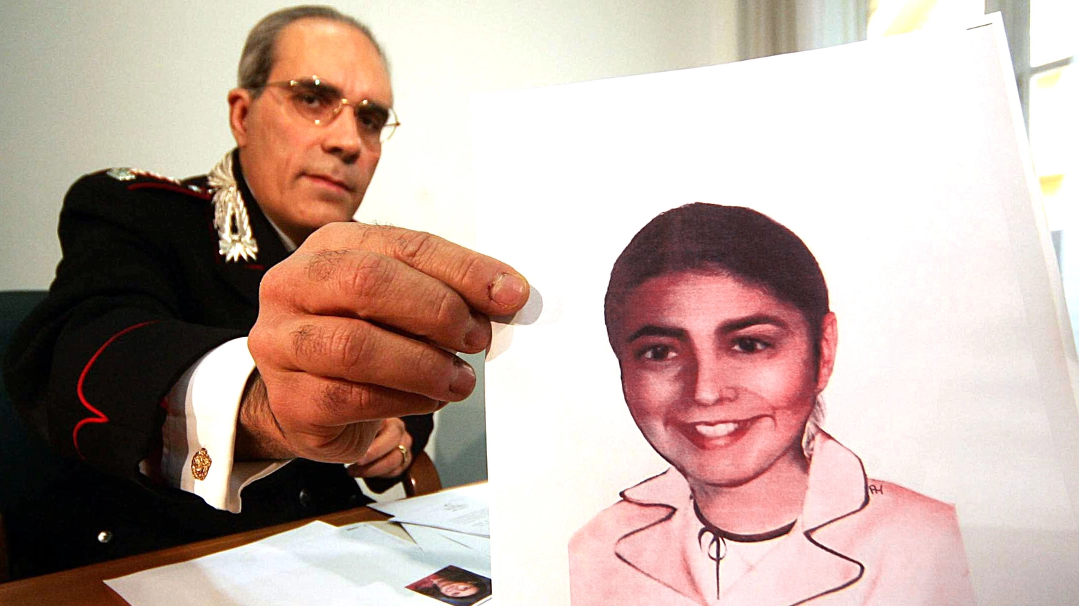 Un carabiniere mostra l'identikit aggiornato di Angela Celentano 