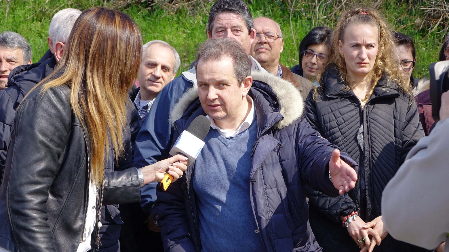 Telecamere Rai per la protesta contro la chiusura delle poste di Villa Di Baggio (FotoCastellani)