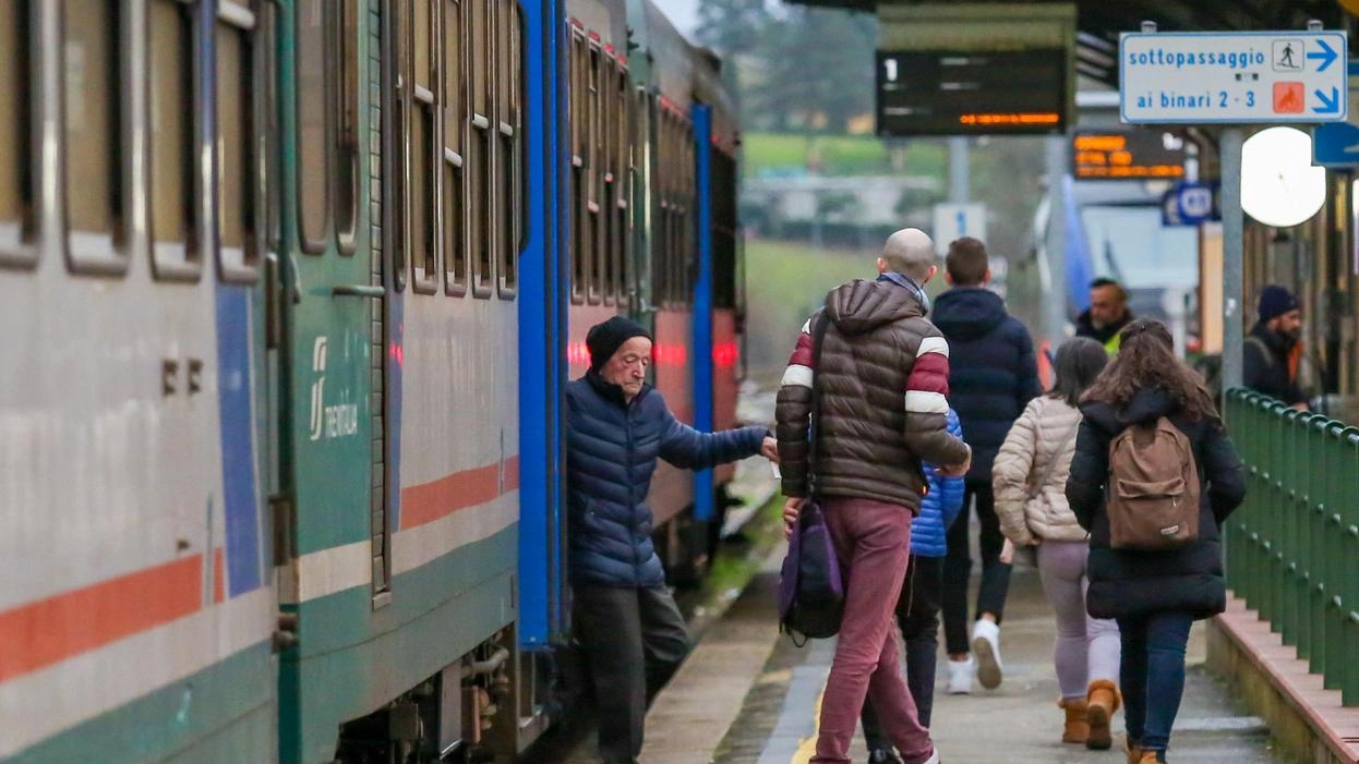 Pendolari, risveglio amaro. Treni tagliati e in ritardo: "Ogni viaggio è un rebus" Pendolari, risveglio amaro. Treni tagliati e in ritardo: "Ogni viaggio è un rebus"