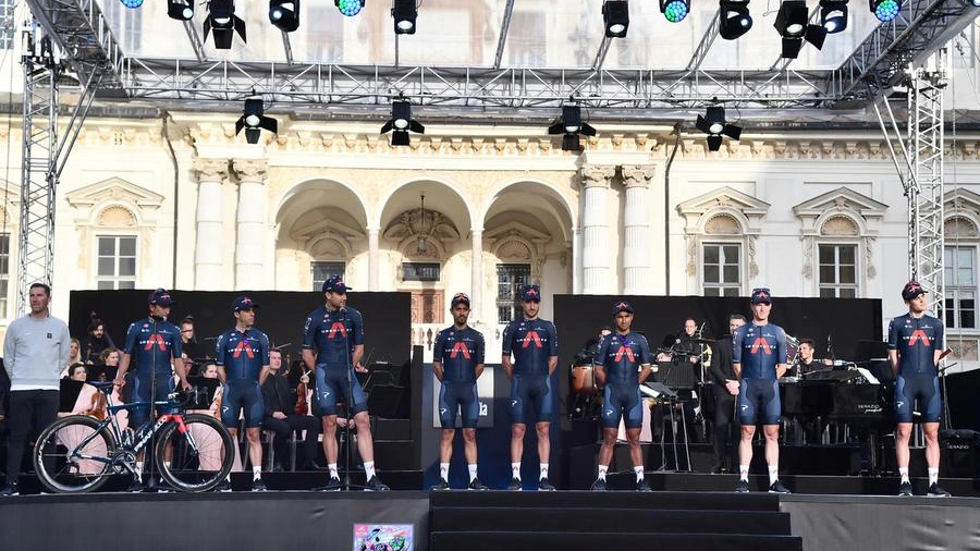 Il Team Ineos Grenadiers durante la presentazione ufficiale del Giro 2021 (Ansa)