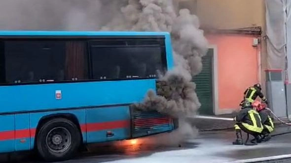 Il bus prende fuoco. Gli studenti in fuga
