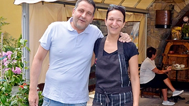 Oreste Giurlani, dimessosi da sindaco di Pescia dopo  gli arresti, con la titolare del locale dove si ieri è svolto il pranzo 