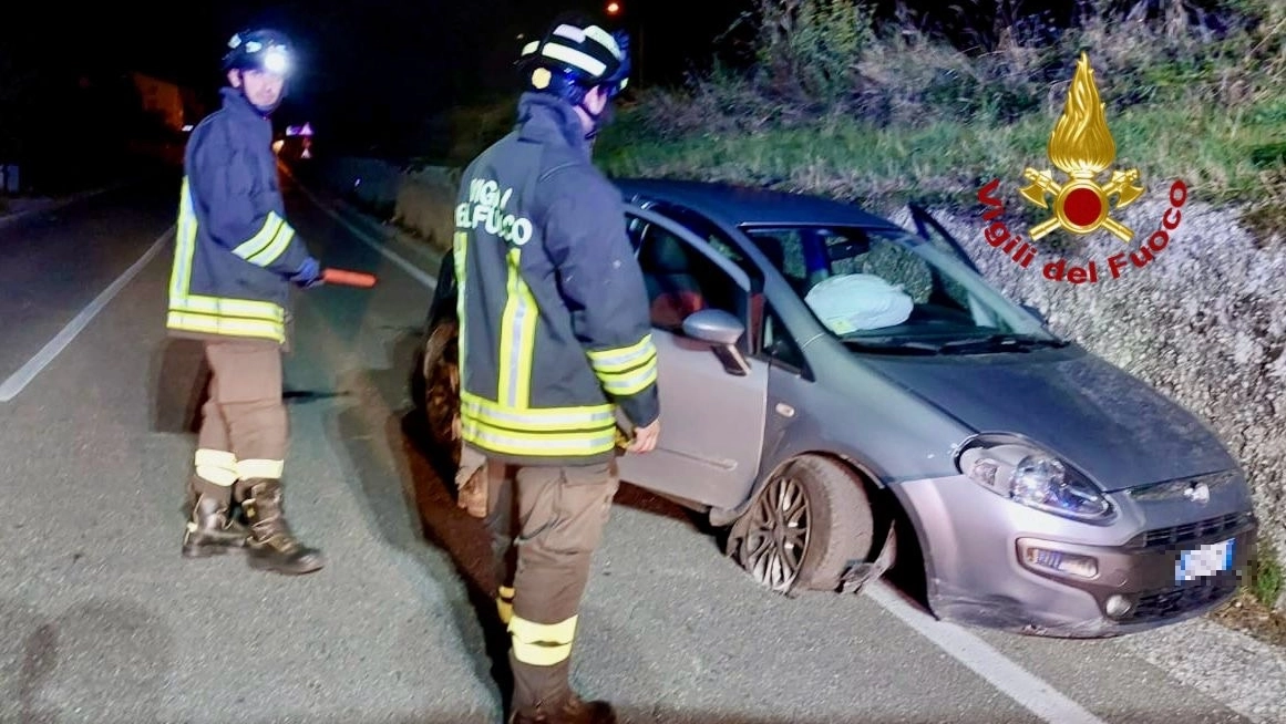 L'auto finita contro il muro e l'intervento dei vigili del fuoco L'auto finita contro il muro e l'intervento dei vigili del fuoco