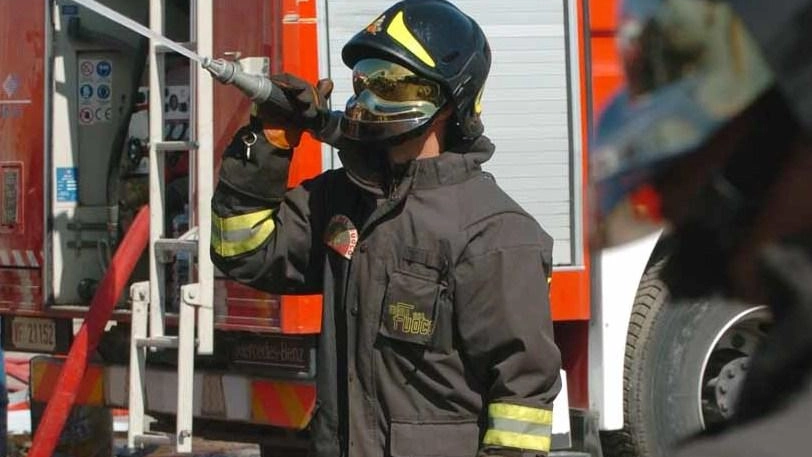 Scoppia incendio, auto distrutta Scoppia incendio, auto distrutta