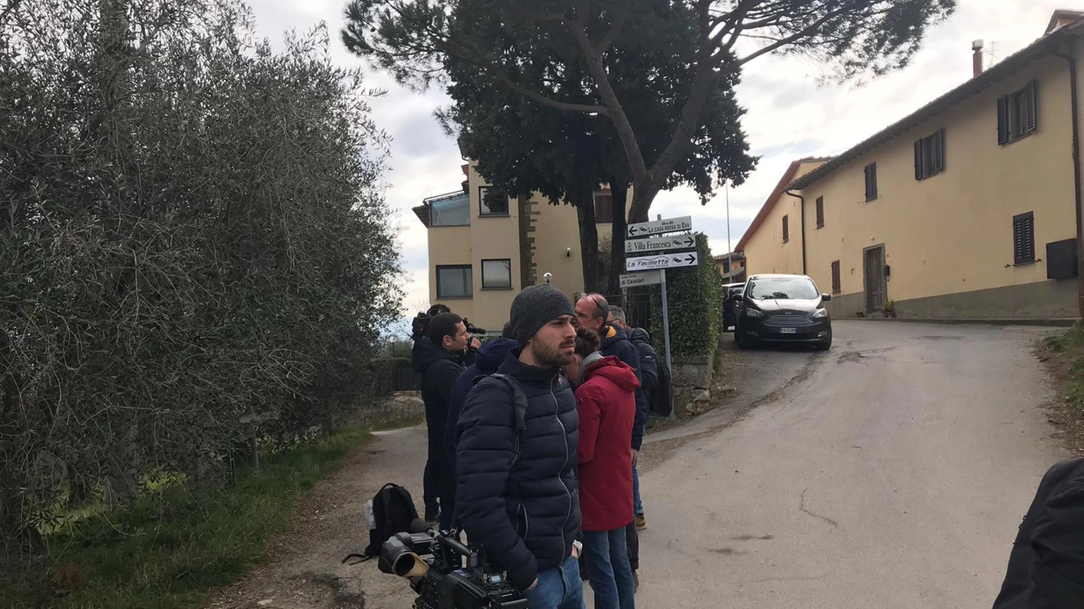 Rignano, troupe davanti a casa Renzi (foto Germogli)