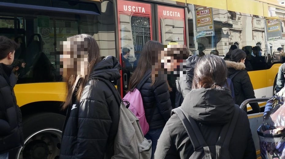 Studenti pronti a prendere l'autobus Studenti pronti a prendere l'autobus