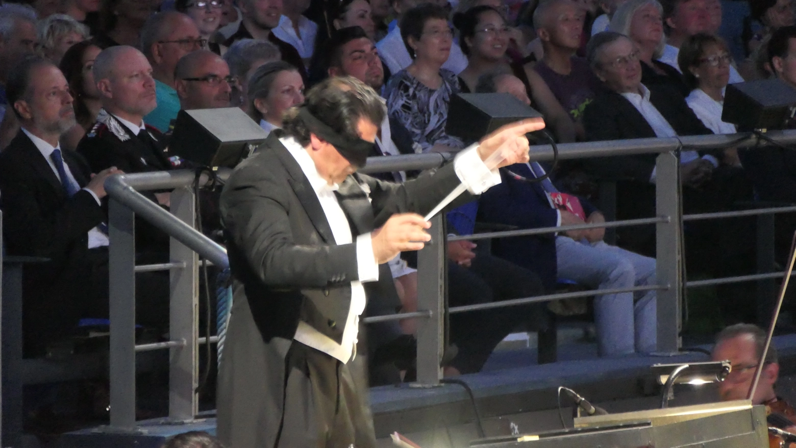 Il maestro Veronesi dirige la "Boheme" bendato (Foto Umicini)