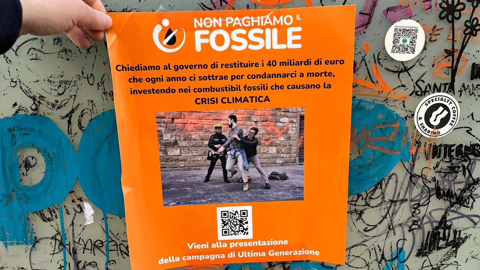 Il volantino di Ultima Generazione apparso sui muri di Firenze