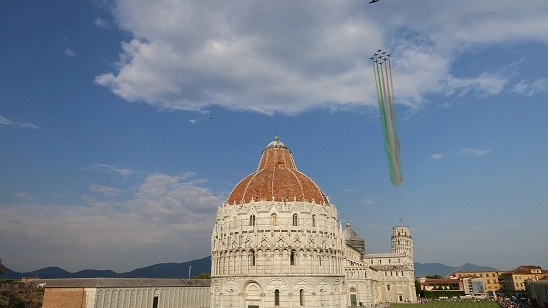 Le Frecce Tricolori sopra la Torre (foto Valtriani)