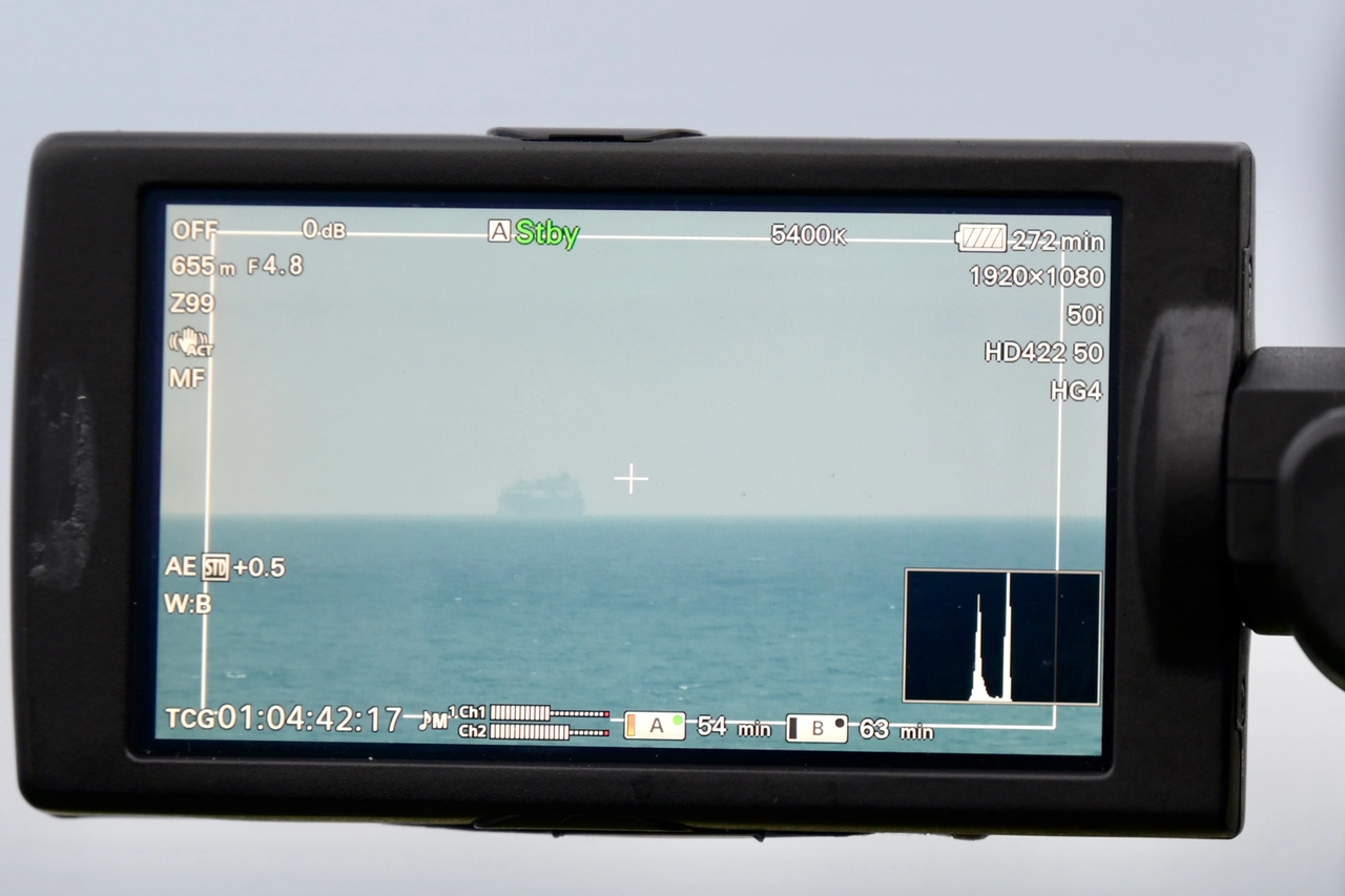 Nave Golar Tundra in arrivo a Piombino (Foto Novi)