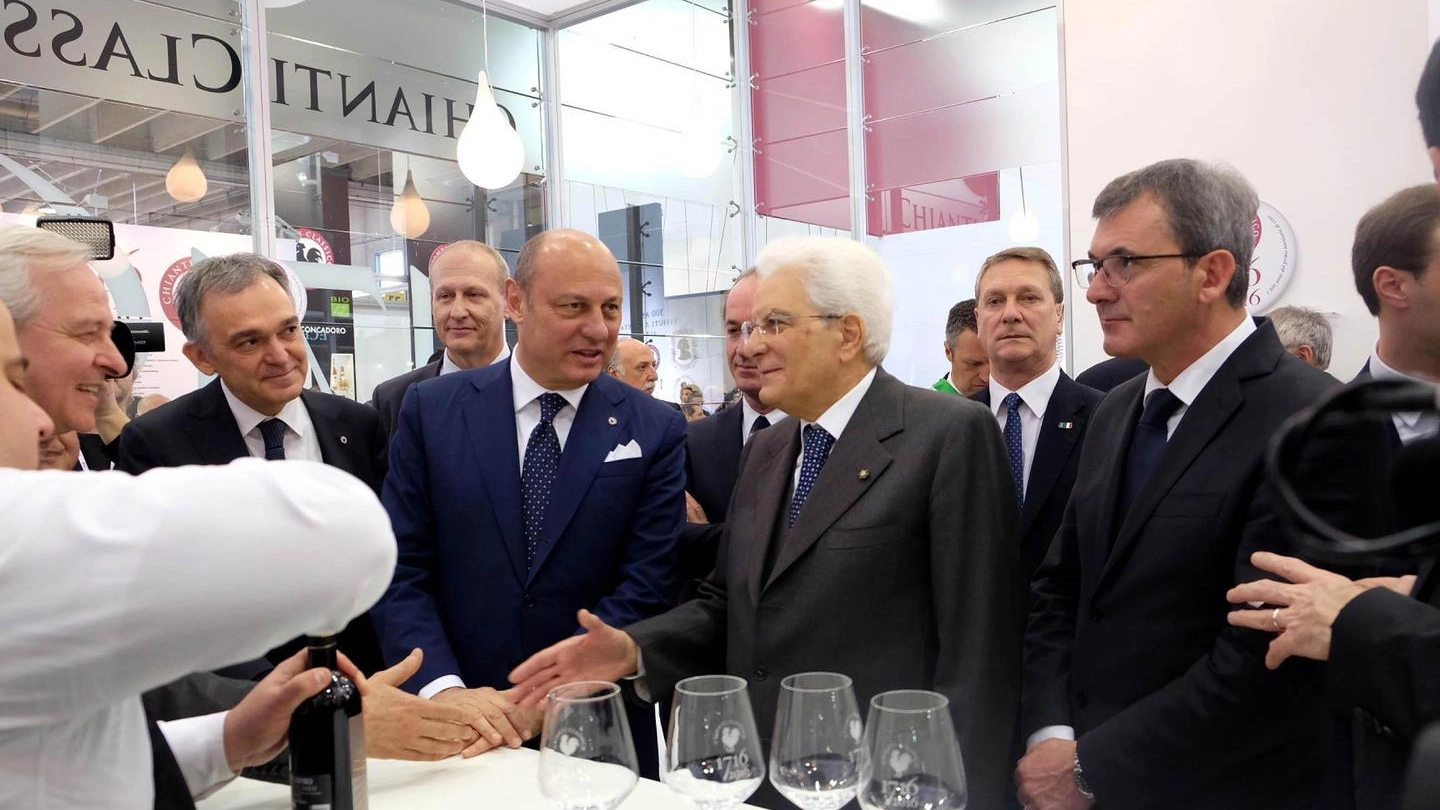 Mattarella con, alla sua destra, il presidente del Consorzio Zingarelli e Enrico Rossi