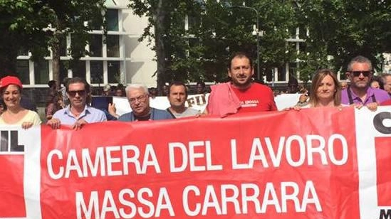 Una manifestazione della Camera del lavoro e sotto Alessio Menconi