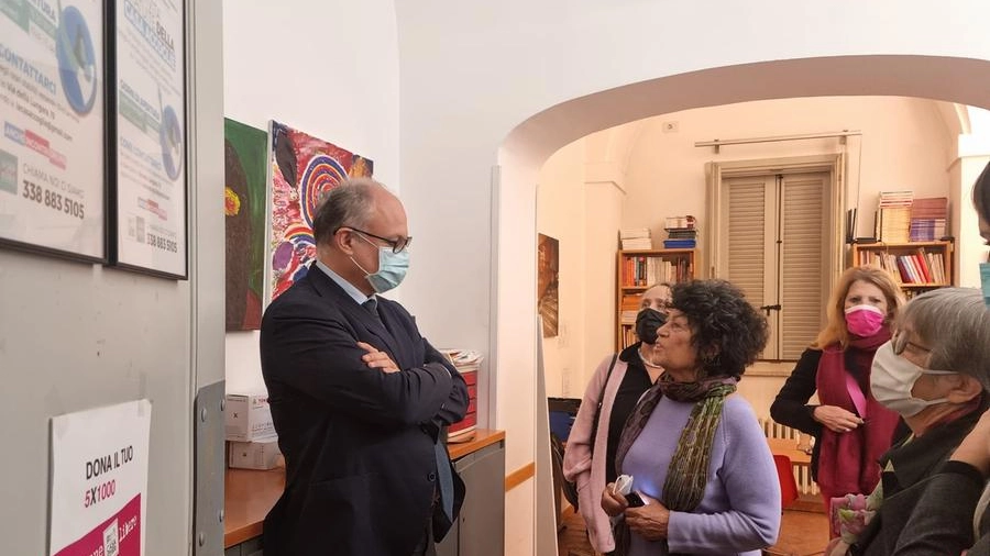 Il sindaco di Roma Roberto Gualtieri con Maura Cossutta alla Festa della Casa delle donne