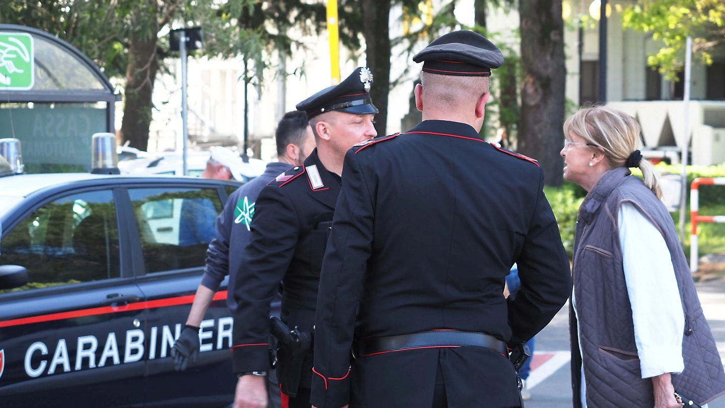 Carabinieri nel cortile interno dell’ospedale Sant’Andrea della Spezia (immagine di archivio)