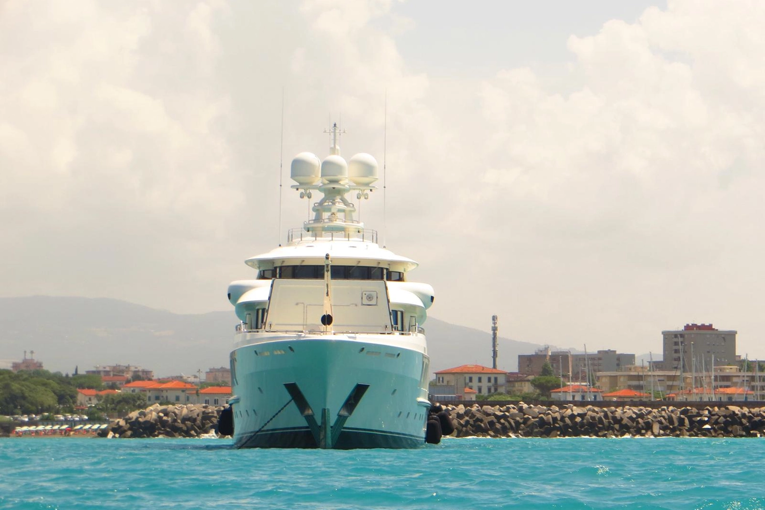 Il gigantesco yacht al porto Cala de' Medici