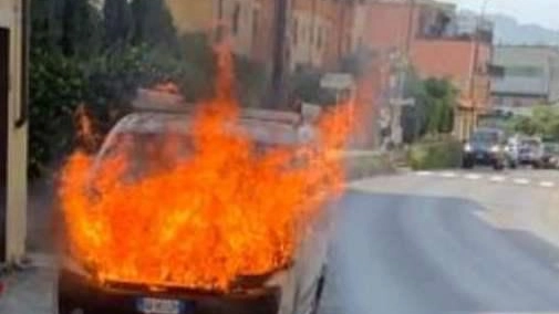 Furgone a fuoco in centro Paura e traffico nel caos Furgone a fuoco in centro Paura e traffico nel caos