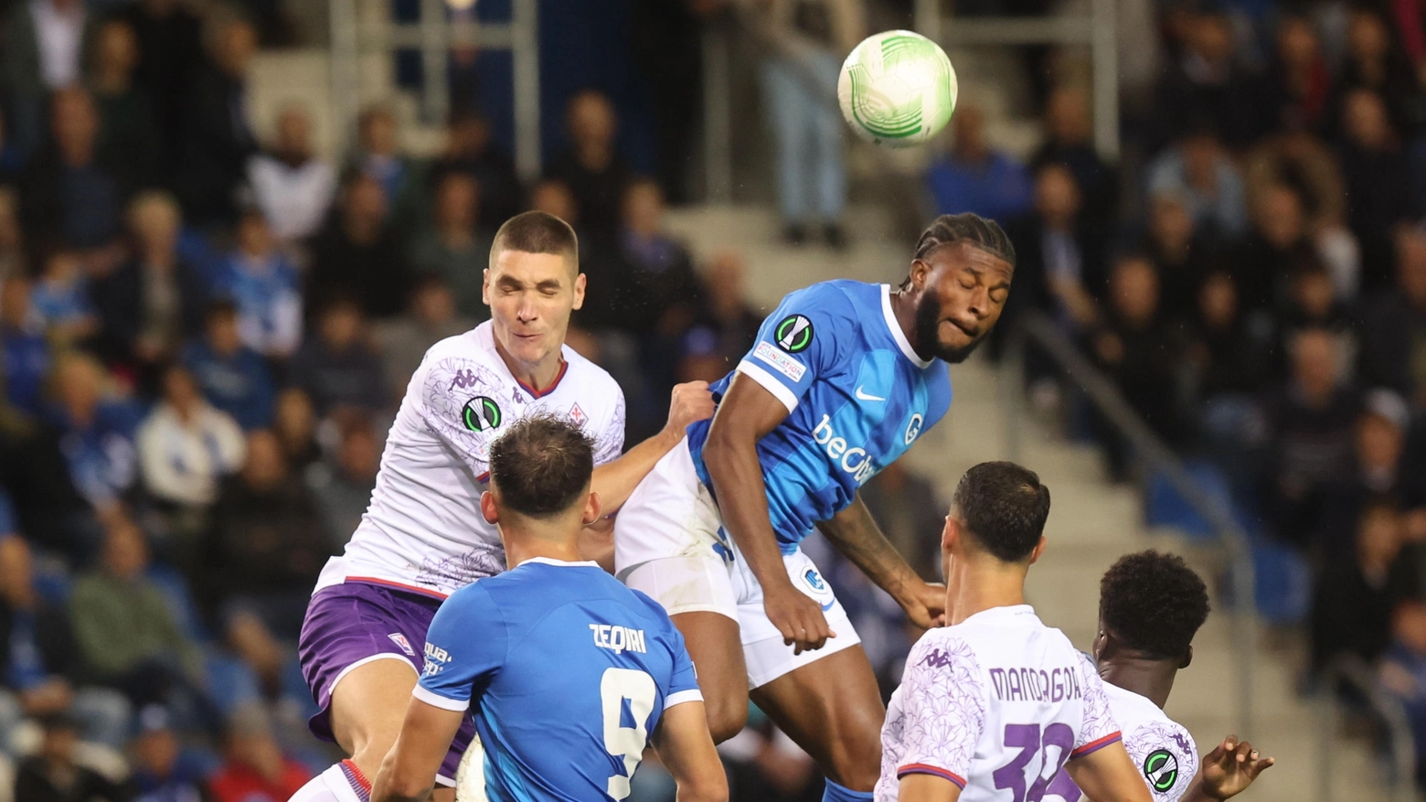 Milenkovic e McKenzie durante Genk-Fiorentina (Epa/Olivier Hoslet) Milenkovic e McKenzie durante Genk-Fiorentina (Epa/Olivier Hoslet)
