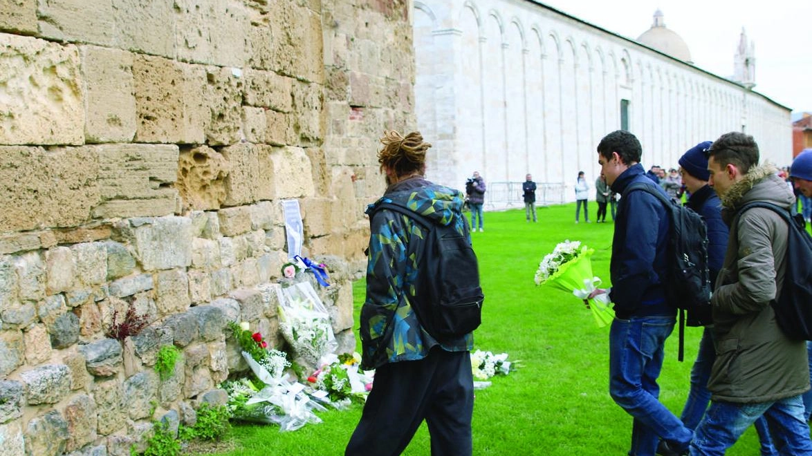 I compagni di scuola portano fiori dove è stato trovato morto Florian Schmidt
