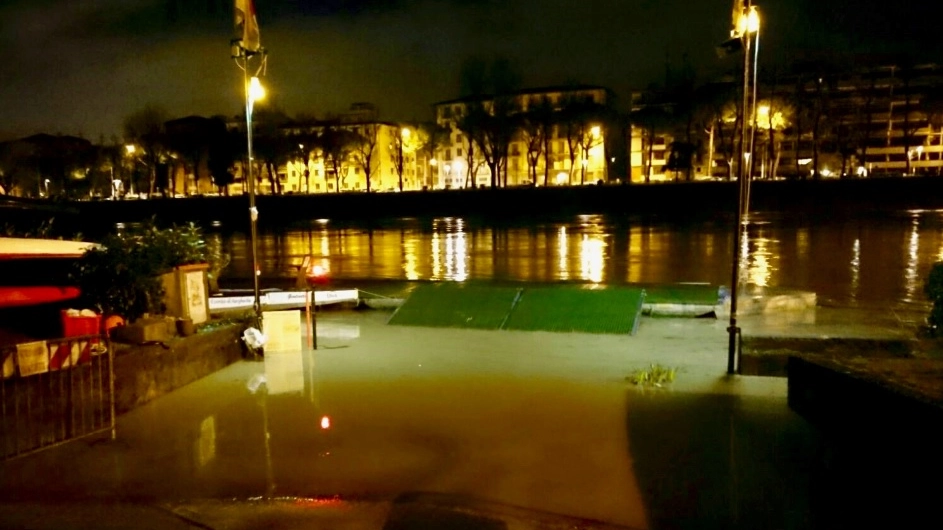 Arno in piena, l'acqua invade il prato della Canottieri comunali