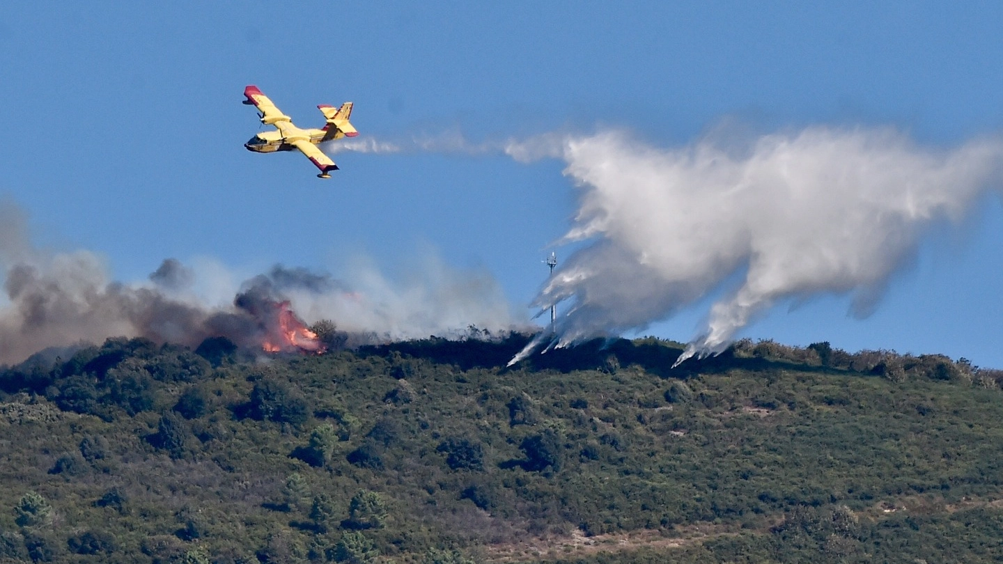 Vasto incendio sul Monte Serra 