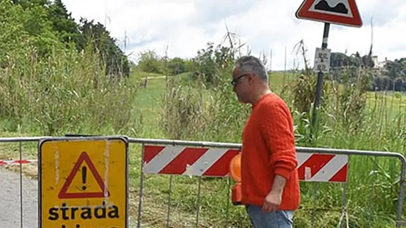 Strada di Lecchi: c’è il nuovo asfalto Dopo pochi giorni dalla chiusura via ai lavori di messa in sicurezza Strada di Lecchi: c’è il nuovo asfalto Dopo pochi giorni dalla chiusura via ai lavori di messa in sicurezza