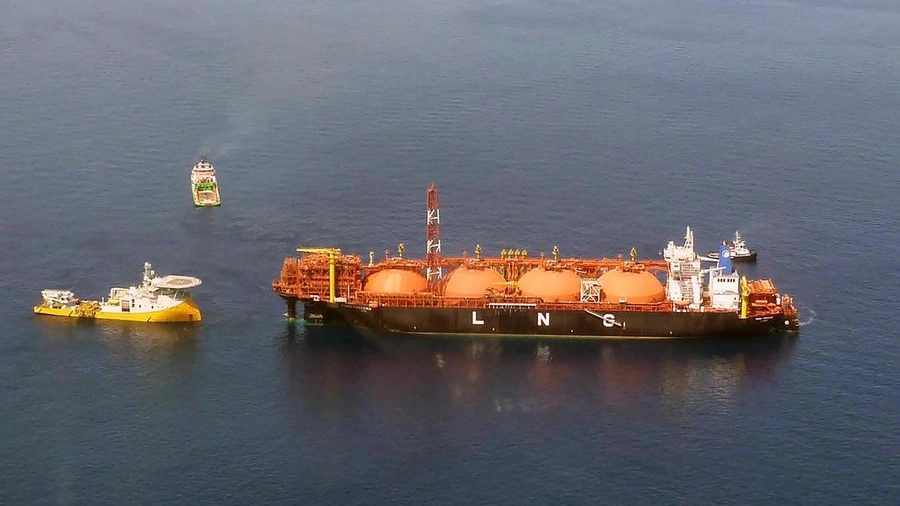 Una nave Gnl attrezzata per trattare e trasportare gas naturale liquefatto