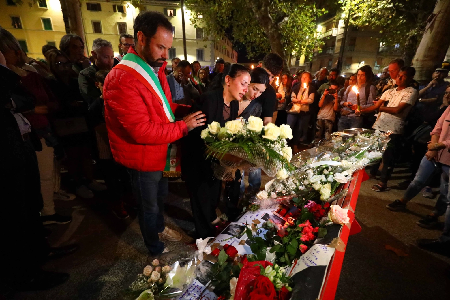 Il sindaco di Castelfiorentino Alessio Falorni depone una corona di fiori