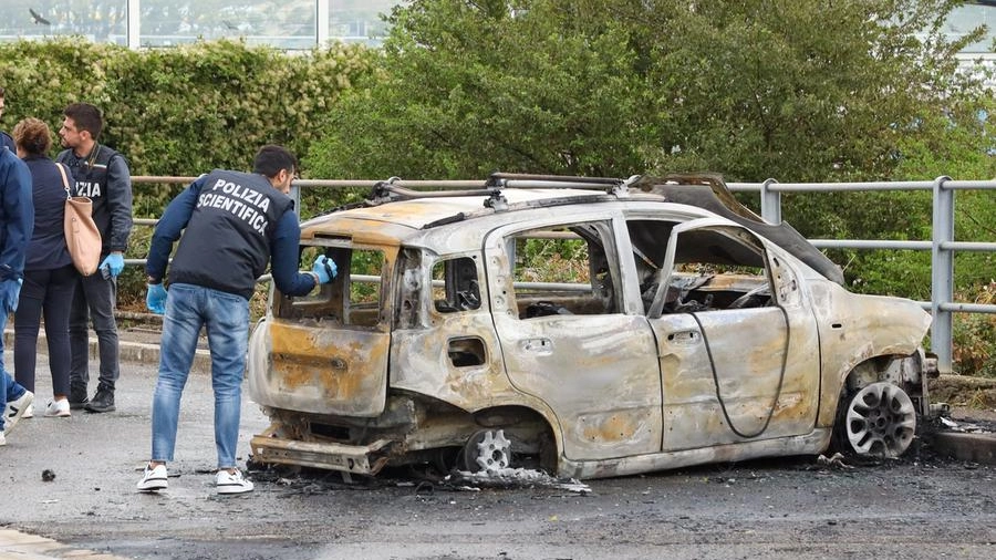 L'auto bruciata (Fotocronache Germogli)