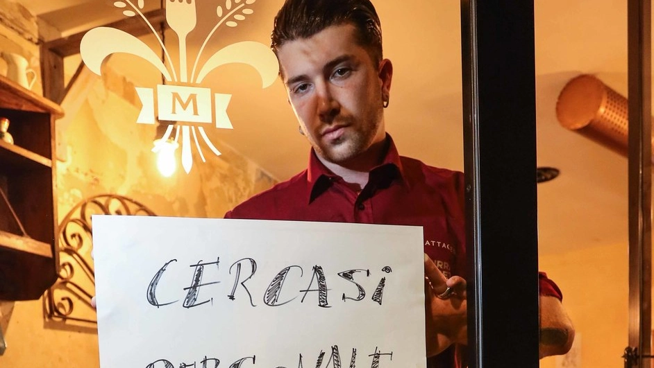 Un ristoratore espone il cartello per cercare personale (foto d’archivio)