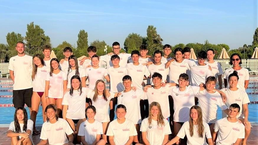 La Nuotatori Pistoiesi ha ripreso l'attività con un collegiale di ripresa a Poggio All'Agnello. 32 atleti si sono preparati per affrontare la stagione agonistica, tra Esordienti, Juniores, Cadetti e l'unica Assoluta Giulia Gabbrielleschi.