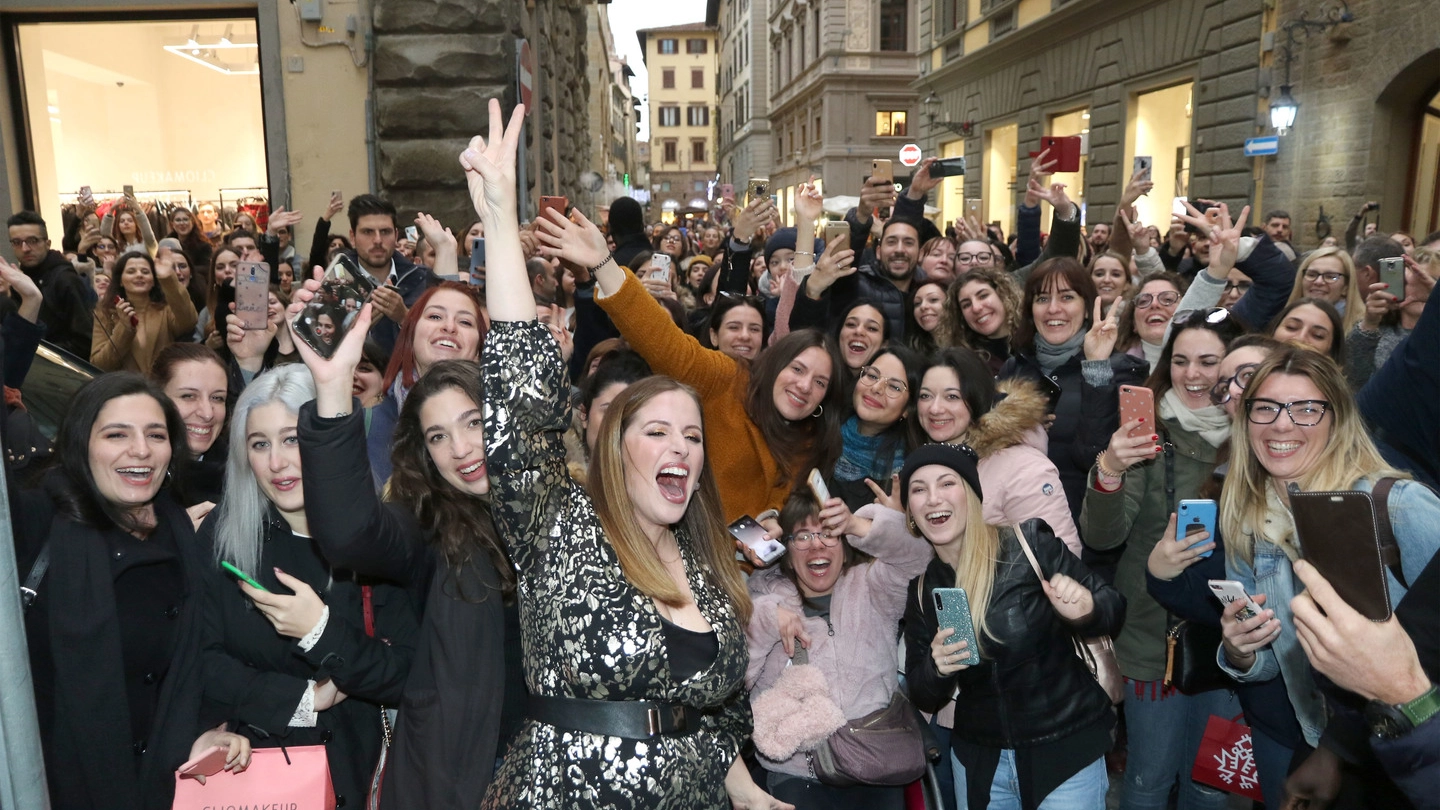 ClioMakeUp fa il segno di vittoria con i fan a Firenze (New Press Photo)