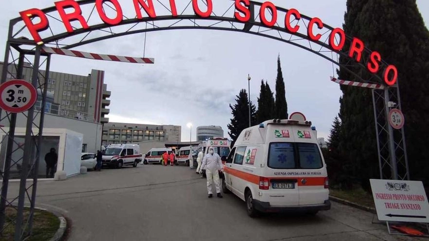 Ambulanze in fila all’ingresso del Pronto soccorso dell’ospedale di Perugia