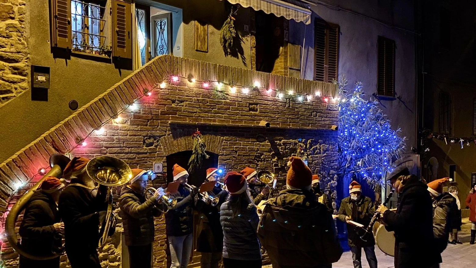 Il Comune di Sinalunga organizza "L'Incanto del Natale", una rassegna di eventi che comprende mercatini, street food, musica e spettacoli fino al 6 gennaio. Parte dell'incasso andrà in beneficenza. Un'occasione per vivere il Natale in Valdichiana.