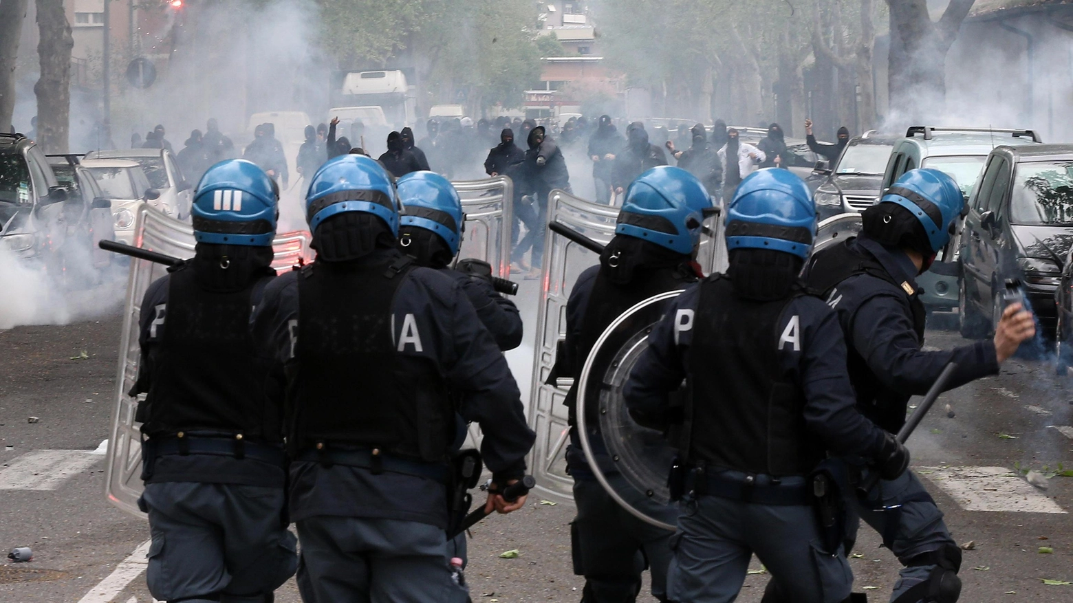 Un'immagine d'archivio di scontri tra tifosi e polizia 