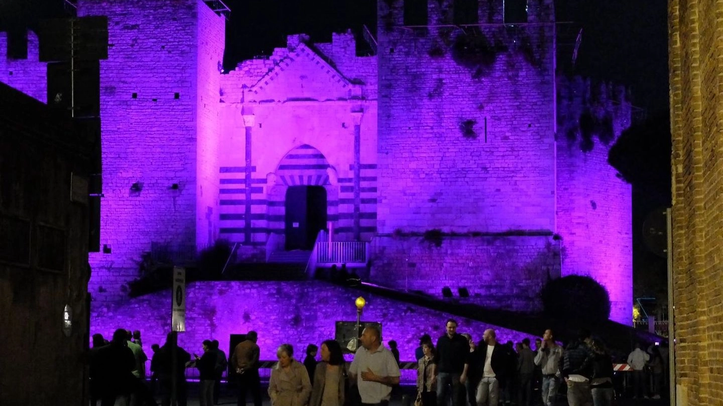 Il Castello dell'Imperatore illuminato di viola (foto Attalmi)