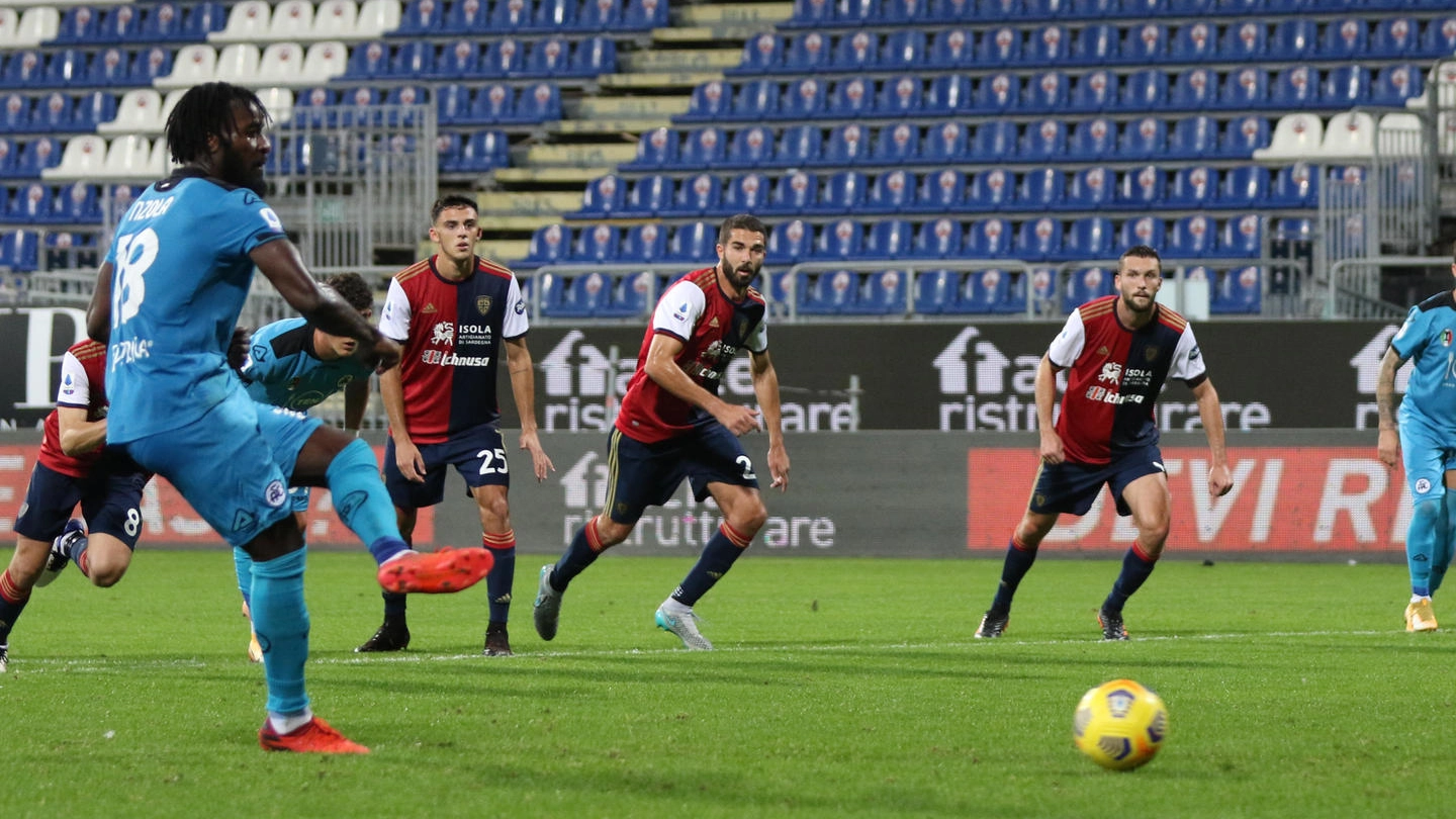 Cagliari-Spezia, il rigore trasformato da Nzola che ha fissato il 2-2 (Ansa)