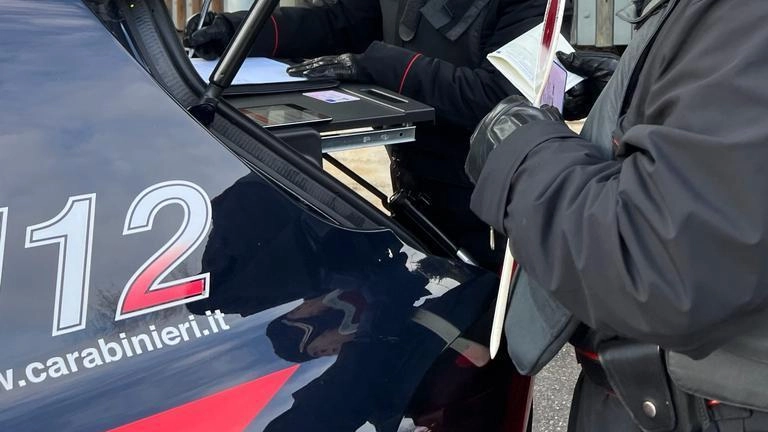 Due etti di cocaina nascosti negli slip. Arrestato, picchia un carabiniere Due etti di cocaina nascosti negli slip. Arrestato, picchia un carabiniere