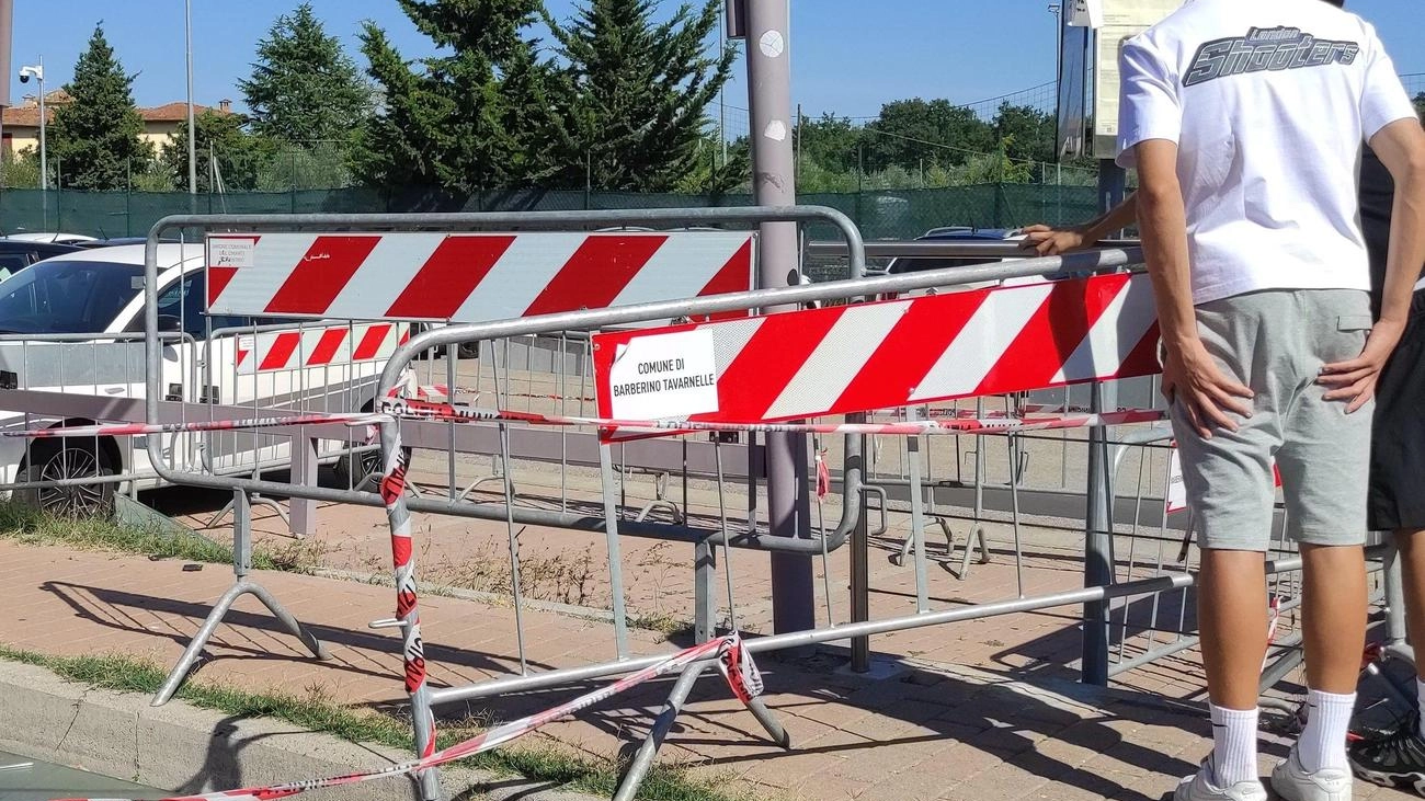 Un bus si schianta contro la fermata Un bus si schianta contro la fermata