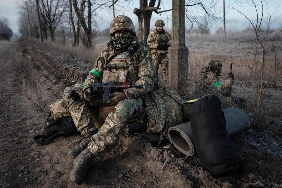 Ucraina, un soldato di Kiev nel Donetsk (Ansa)