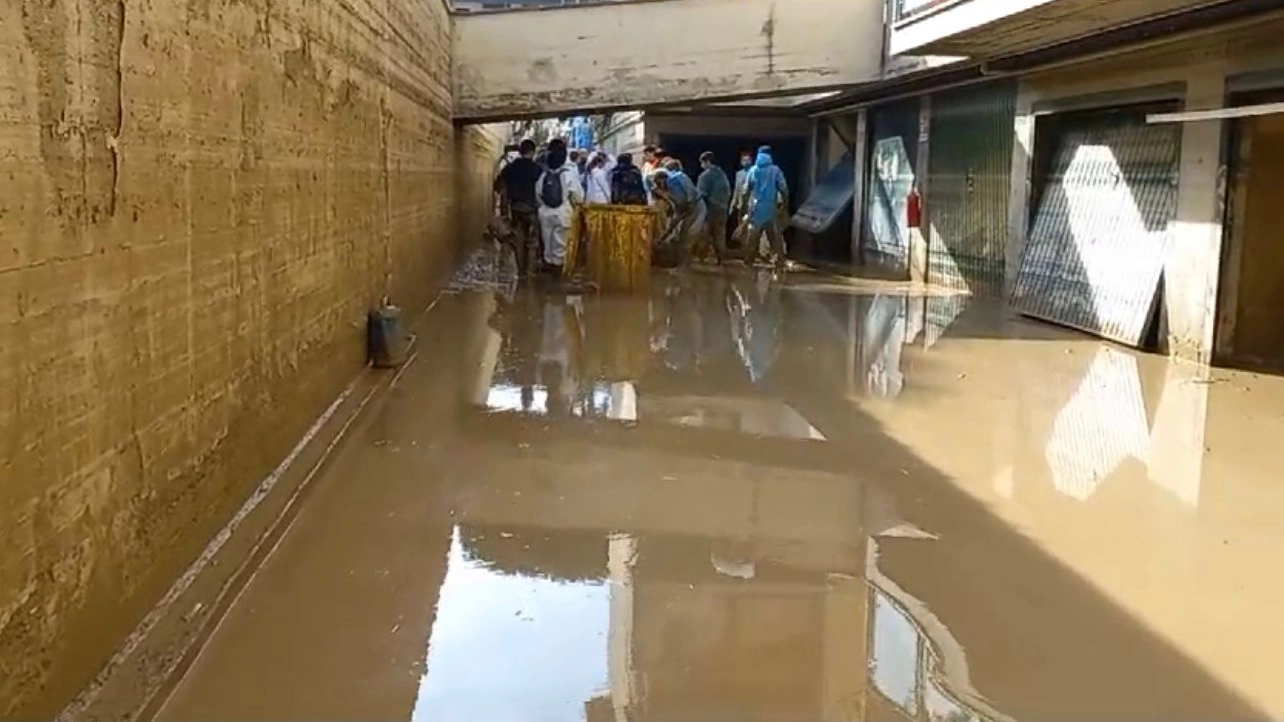 Ecco come si presenta via Buonarroti a Campi Bisenzio nella mattinata del 9 novembre, a una settimana dall'alluvione