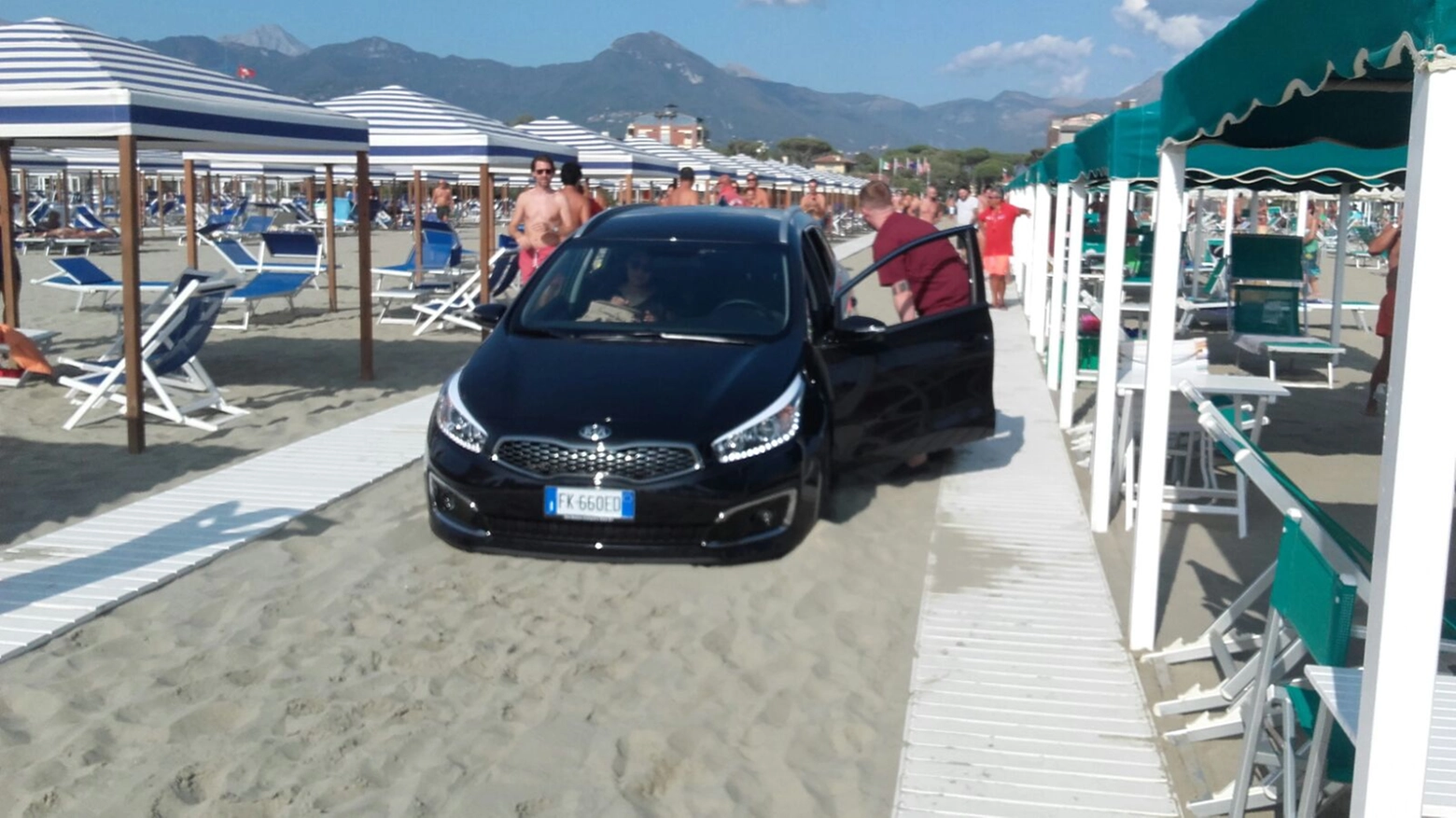 Auto arriva in spiaggia a Marina di Pietrasanta, paura tra i bagnanti
