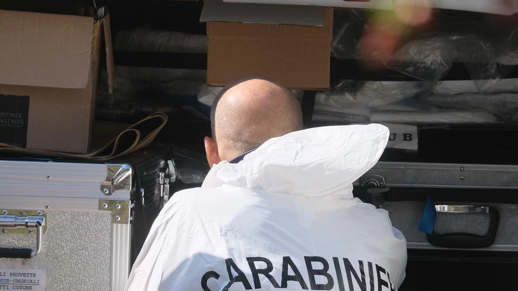Caccia al volto del killer nei video. È coperto ma il cerchio si stringe Caccia al volto del killer nei video. È coperto ma il cerchio si stringe